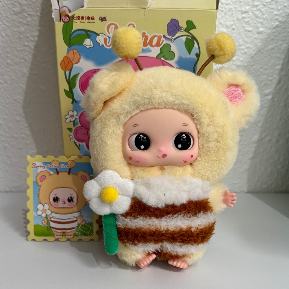 NEW!🐝NORA Adorable Plush Bee Doll with Flower spring outing team